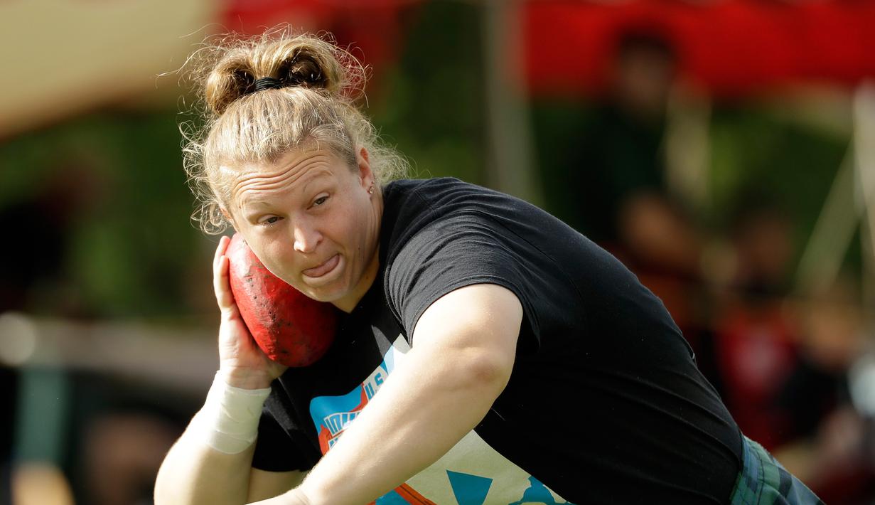 Meagan McKee melempar beban saat mengikuti Grandfather Mountain Highland Games ke-64 di MacRae Meadows, Linville, North Carolina, AS, Jumat (12/7/2019). Kejuaraan ini digelar untuk merayakan sejarah dan budaya Skotlandia. (AP Photo/Chuck Burton)