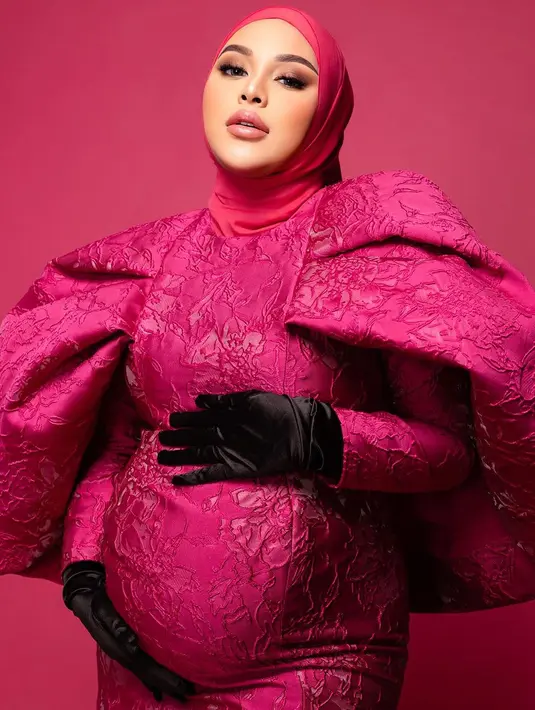 Berbeda dengan sebelumnya, Aurel Hermansyah kini tampil dengan busana pink keunguan. [Foto: Instagram/aurelie.hermansyah]