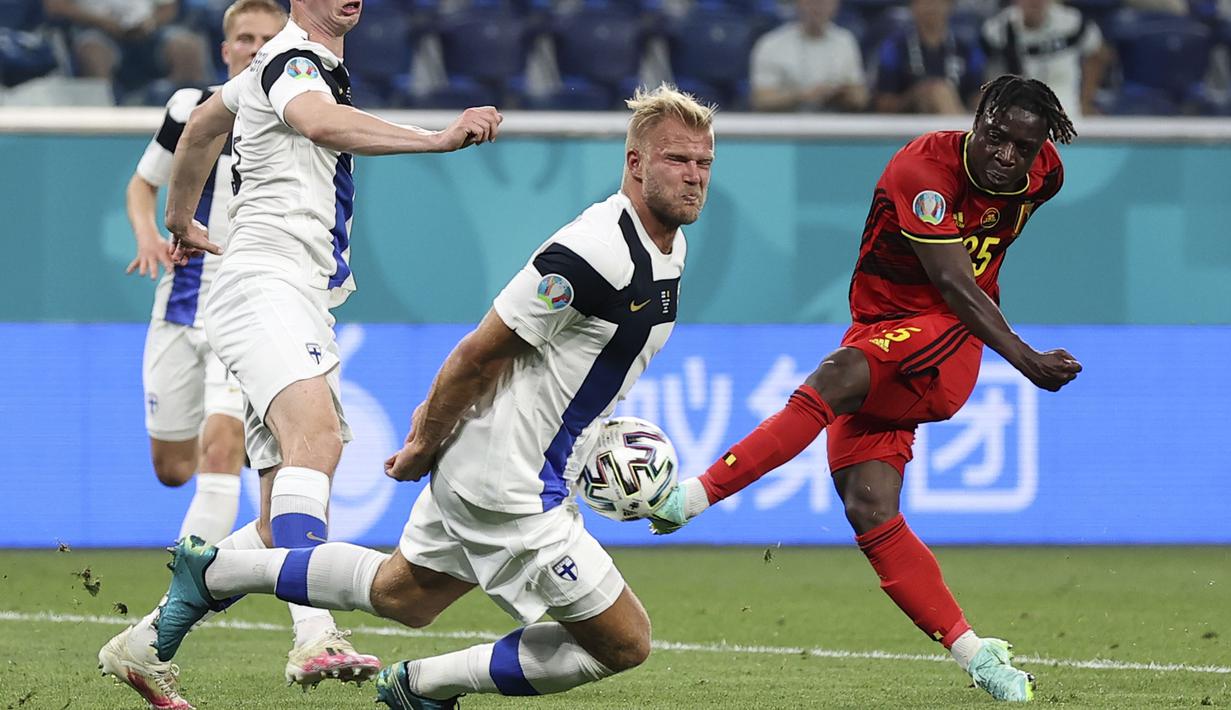 Pada menit ke-44, Jeremy Doku melepaskan tendangan lengkung yang mengarah ke gawang Finlandia. Sayangnya Lukas Hradecky berhasil melakukan penyelamatan gemilang untuk mengamankan gawangnya. (Foto: AP/Pool/Lars Baron)