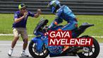Berita video gaya nyeleneh Valentino Rossi di MotoGP. Mulai minum dari sepatu balapnya hingga duduk seperti perempuan diatas motor.
