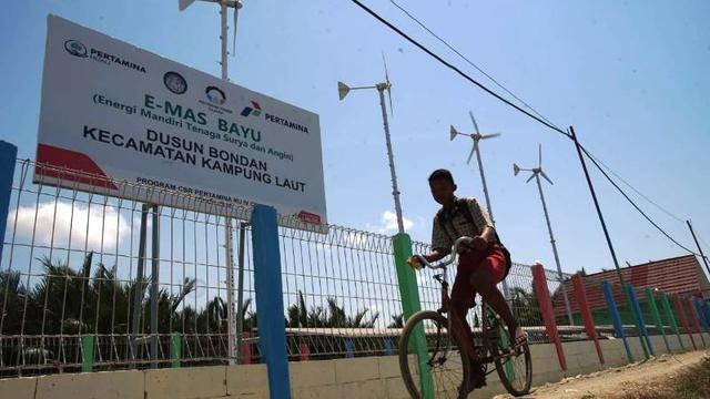 Emas Bayu dan Embak Mina Pertamina Berbagi Cahaya di Pesisir Selatan Jawa