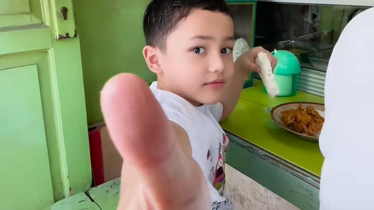 Potret Ussy Sulistiawaty Perdana Ajak Anak-anaknya Makan di Warteg, Visual Ketiga Buah Hatinya Jadi Sorotan