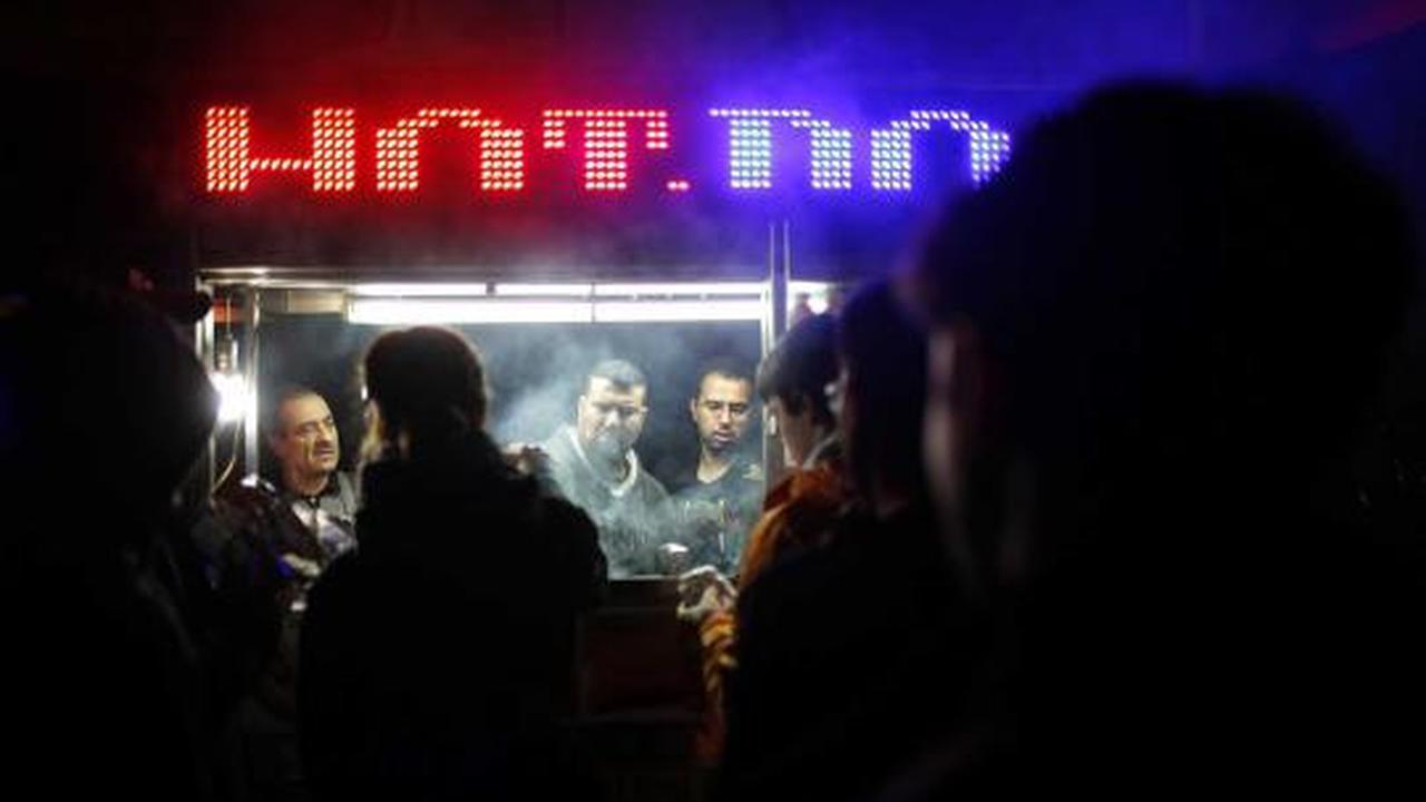 Listrik padam akibat 'Sandy', penjual senter marak di New York
