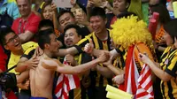 Lee Chong Wei merayakan kemenangan atas Lin Dan bersama suporter usai semifinal bulutangkis Olimpiade Rio 2016 di  Riocentro stadium, Rio de Janeiro, (19/8/2016). (REUTERS/Marcelo del Pozo)