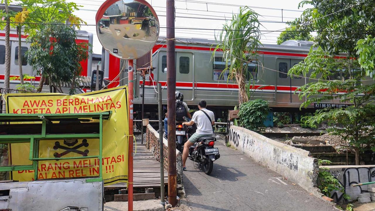 FOTO: Perlintasan Liar Tebet Ditutup Demi Keselamatan Warga