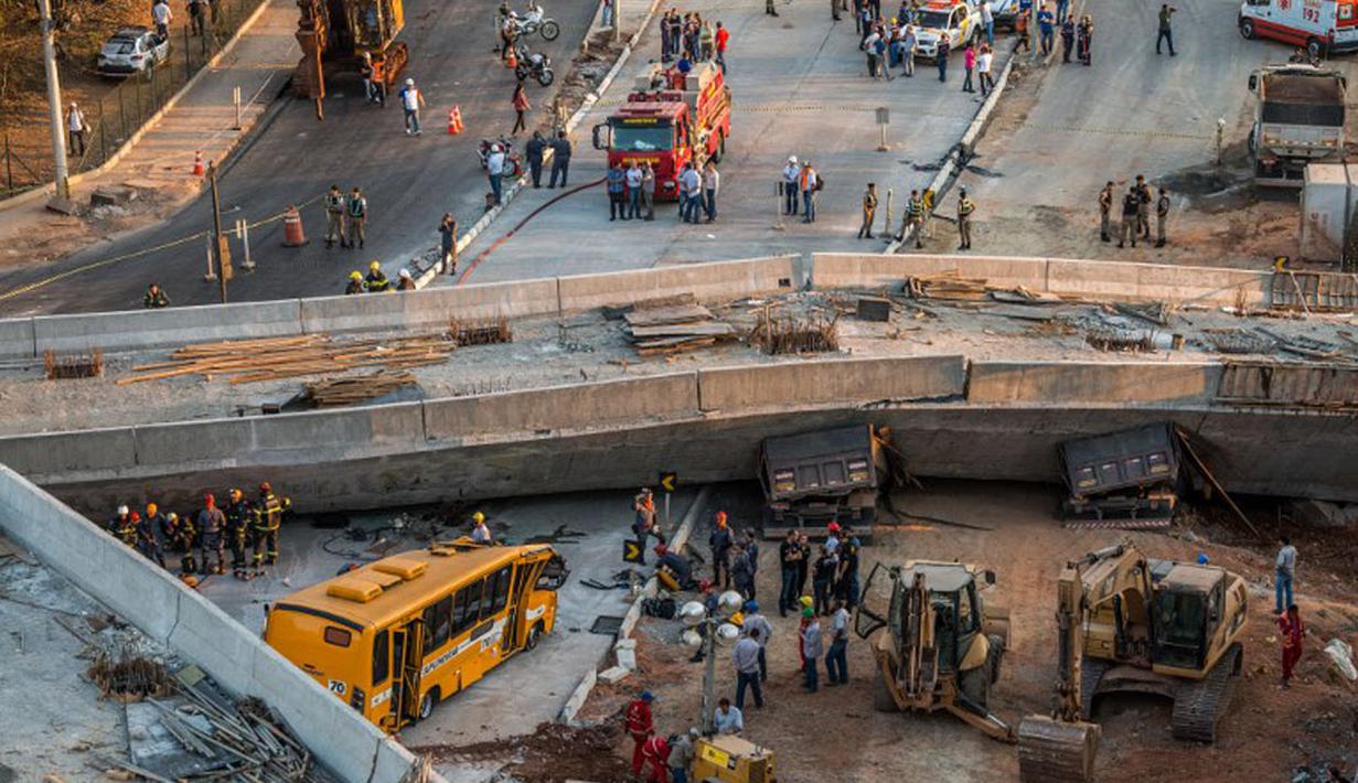 Sebuah jembatan layang yang belum selesai runtuh dan menimpa beberapa kendaraan yang melintas, Belo Horizonte, Brasil, (3/7/2014). (AFP PHOTO/Pedro Duarte)