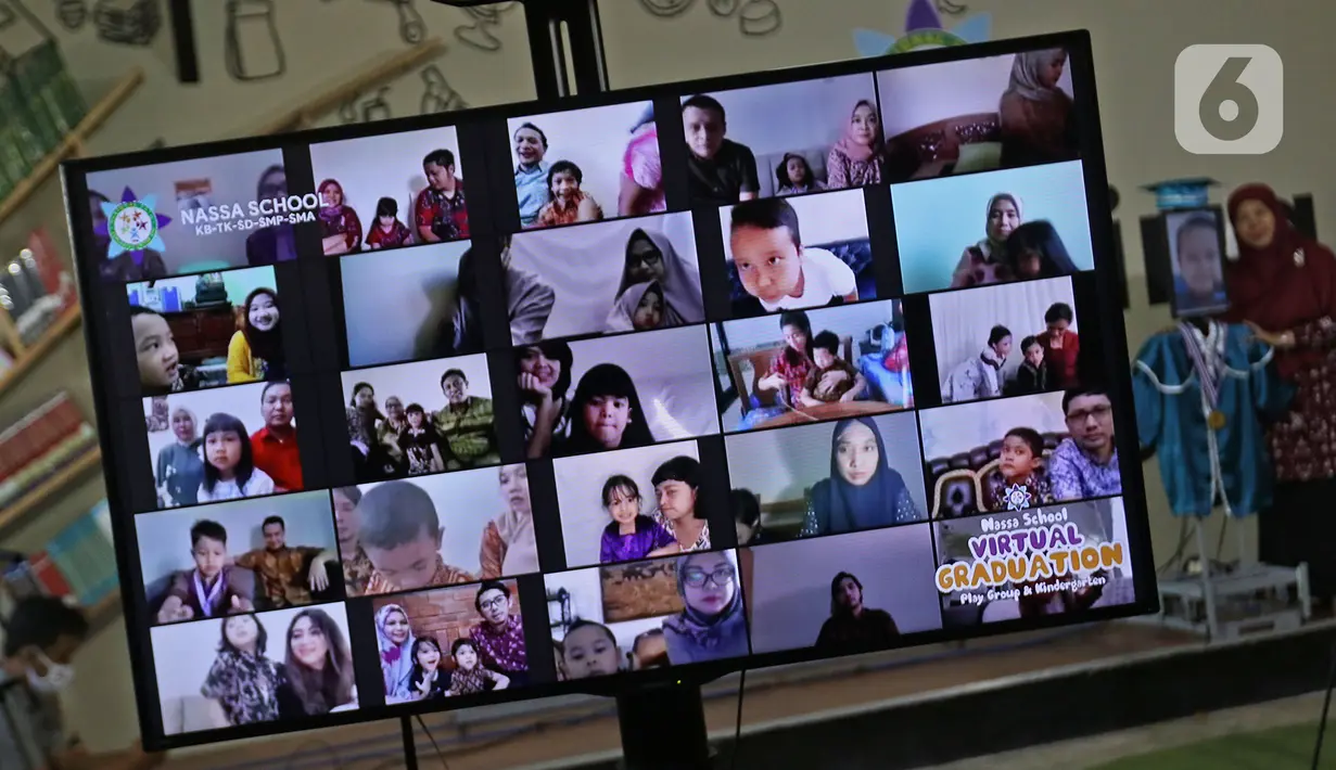 Layar menampilkan wajah siswa saat wisuda virtual Kelompok Bermain Taman Kanak-kanak (KB TK) Sekolah Nasional Satu (Nassa School) di Bekasi, Rabu (1/07/2020). Sekolah itu menggunakan teknologi virtual dan roboda guna memudahkan prosesi wisuda selama Covid-19. (Liputan6.com/Herman Zakharia)