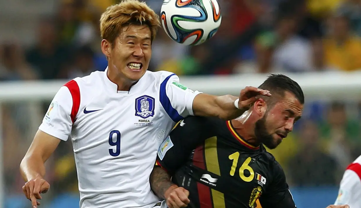 Son Heung-min (Korea Selatan - kiri) berebut bola dengan gelandang Belgia, Steven Defour, saat berlaga di penyisihan Piala Dunia Grup H di Stadion Corinthians, Sao Paulo, (27/6/2014). (REUTERS/Eddie Keogh)