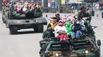 Masyarakat ikut menaiki tank saat menonton atraksi militer TNI dalam geladi resik HUT TNI ke-72 di Cilegon, Banten, Selasa (3/10). Geladi resik tersebut untuk memperingati HUT TNI ke-72 yang dilaksanakan tanggal 5 Oktober. (Liputan6.com/Angga Yuniar)