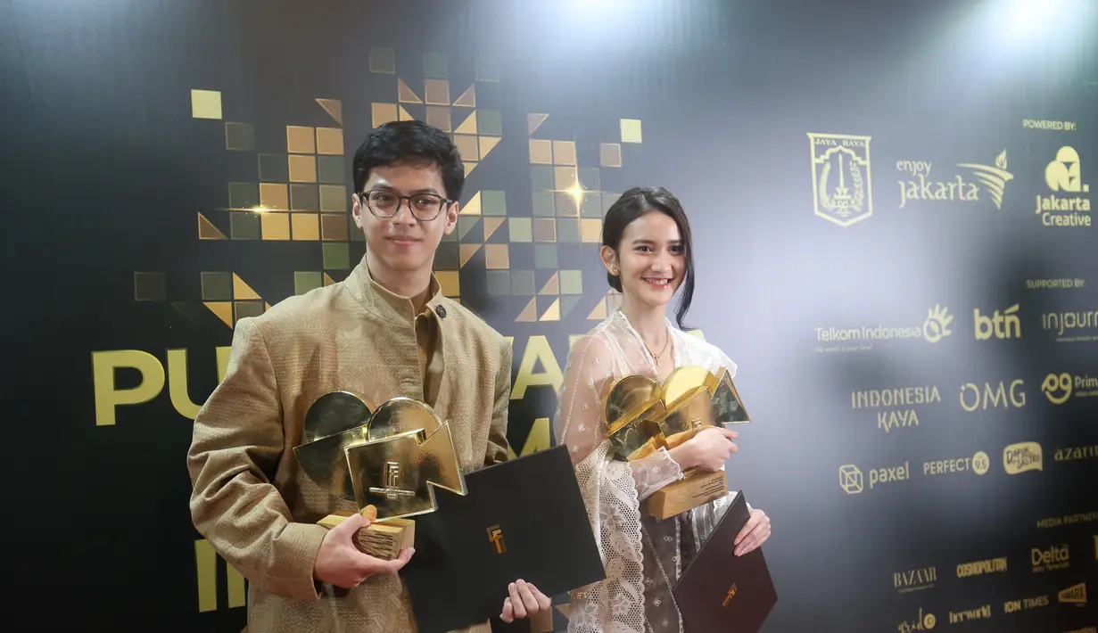 El Putra Sarira (kiri) dan Leya Princy berfoto bersama Piala Citra FFI pada malam penganugerahan Taman Ismail Marzuki (TIM) Jakarta pada Kamis (20/11/2025) malam. Keduanya  menyabet penghargaan bergengsi ini berkat akting memukaunya dalam film Rangga dan Cinta. (Kapanlagi.com/Budy Santoso)