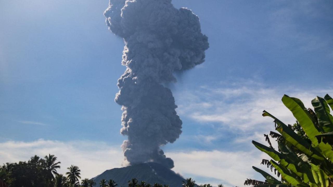 Gunung Ibu di Maluku Utara Meletus