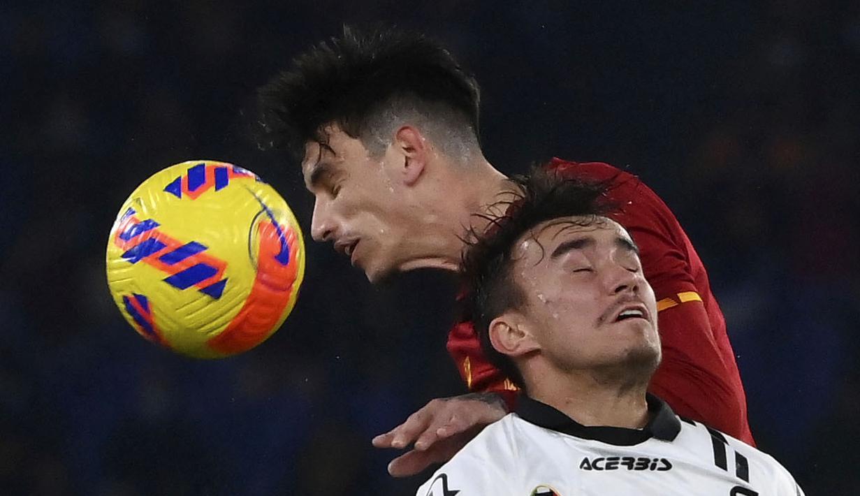 Bek AS Roma Roger Ibanez berebut bola dengan penyerang Spezia, David Strelec pada pekan ke-17 Liga Italia 2021/2022 di Olimpico, Selasa (14/12/2021) dini hari WIB. AS Roma berhasil mendulang tiga poin setelah mengalahkan Spezia dengan skor 2-0. (Alfredo Falcone/LaPresse via AP)