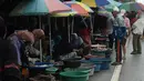 Sejumlah wanita muslim menjual ikan di pinggir jalan di Narathiwat, Thailand (19/12). Daerah ini sejak 4 Januari 2004 telah menjadi tempat terjadinya konflik antara pemerintah Thailand dan para separatis Muslim. (AFP Photo/Lillian Suwanrumpha)