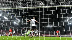 Pemain Swiss Mario Gavranovic mencetak gol ke gawang Jerman pada pertandingan UEFA Nations League di Cologne, Jerman, Selasa (13/10/2020). Pertandingan berakhir dengan skor 3-3. (AP Photo/Martin Meissner)
