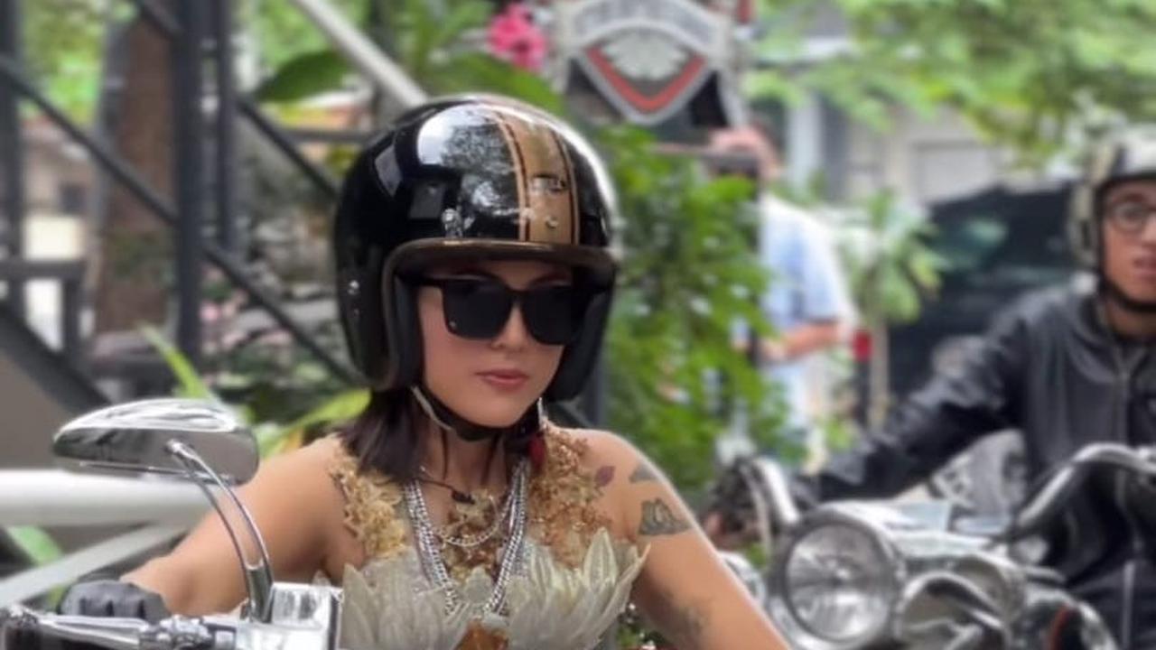 Bertato, Penampilan Poppy Sovia Mengendarai Motor Gede Pakai Kostum Kebaya