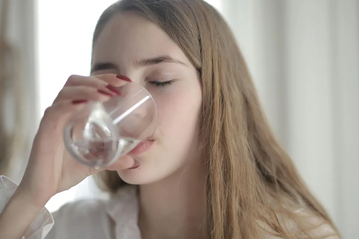 Apakah Banyak Minum Air Putih Bisa Mengatasi Masalah Kulit Kering?