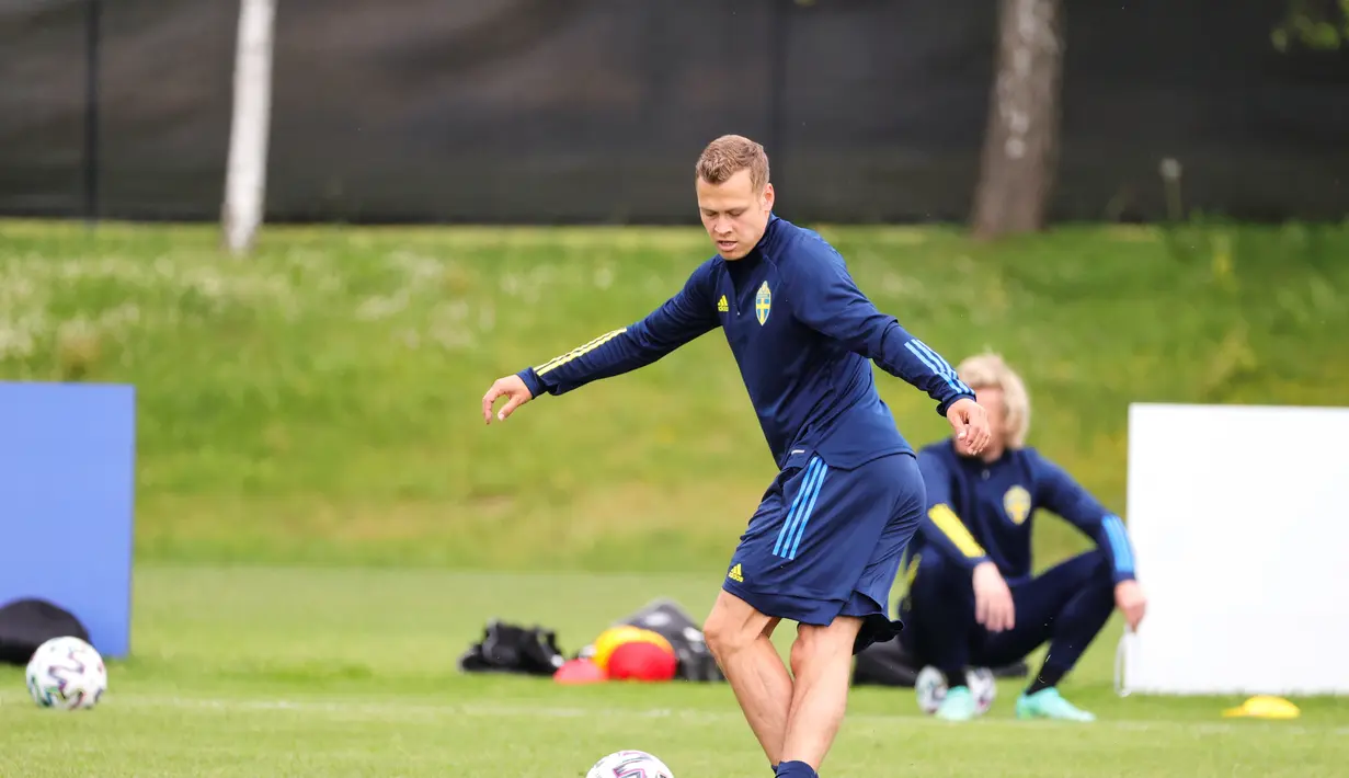 Gelandang Swedia, Viktor Claesson mengontrol bola saat mengikuti sesi latihan di Gothia Park Academy di Gothenburg, Swedia, Selasa (22/6/2021).  Laga ini menjadi penentuan bagi kedua negara agar bisa lolos ke babak 16 besar atau fase gugur. (Adam Ihse/TT News Agency/AFP)