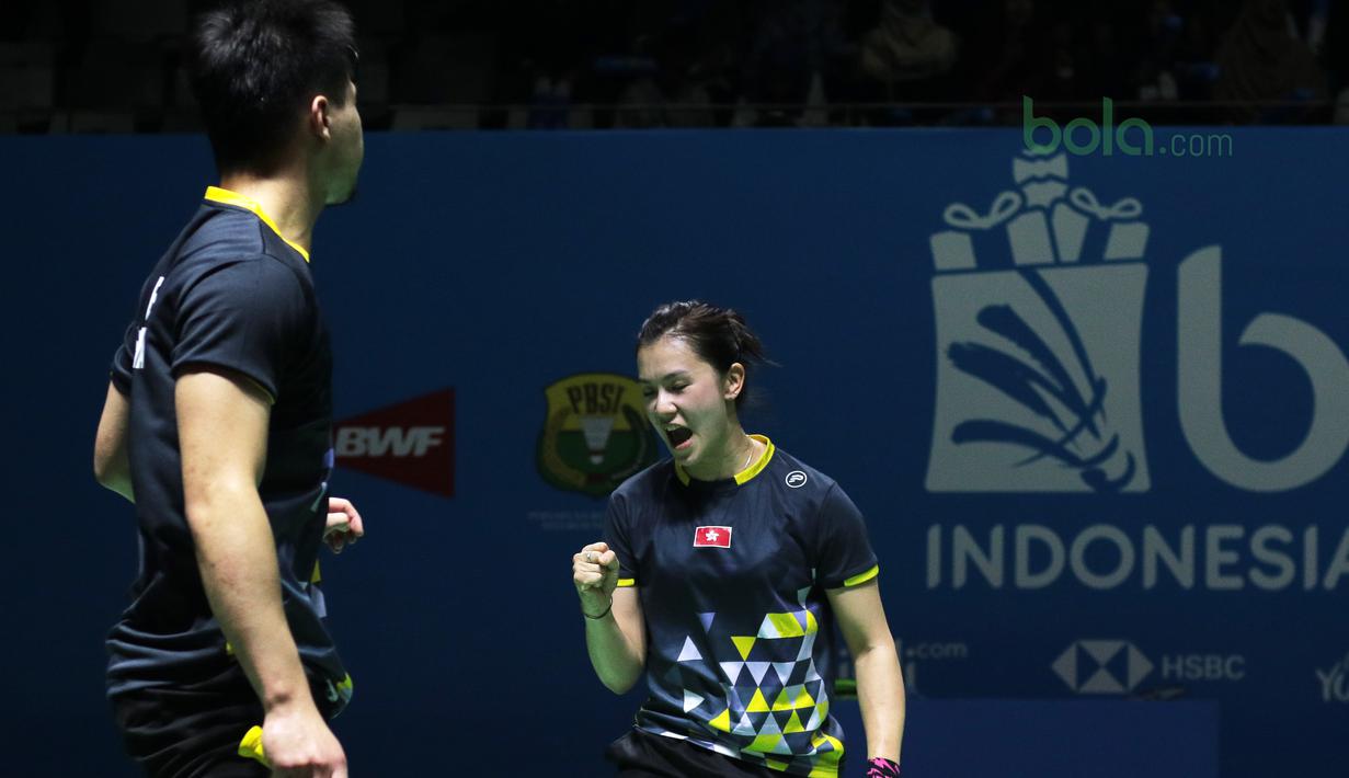Ekspresi Chau Hoi Wa (kanan) saat mencetak poin melawan pasangan Indonesia, Praveen/Oktavianti pada babak pertama Indonesia Open 2018 di Istora Senayan, Jakarta, (3/6/2018). Praveen/Oktavianti kalah 17-21, 21-14, 21-17. (Bola.com/Nick Hanoatubun)