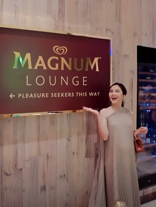 One shoulder pleated dress yang dikenakan Jessica Mila bikin auto elegan. Dipadukan dengan tas Flap Bag dari Chanel buat tampilan elegan dari bumil lebih effortless [@jscmila]