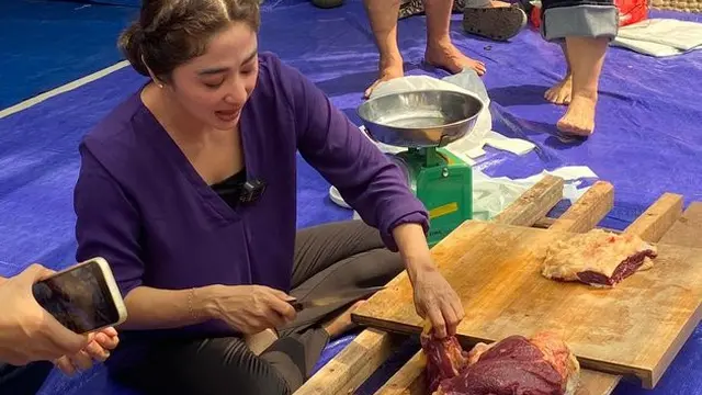 7 Potret Dewi Perssik Rayakan Idul Adha, Potong Sapi Kurban di Rumah