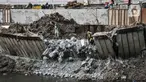 Aktivitas pekerja saat menyelesaikan perbaikan turap yang longsor di Kanal Banjir Barat, Jakarta, Kamis (6/8/2020). Turap longsor yang terjadi satu bulan lalu tersebut mulai diperbaiki dan ditargetkan rampung pada akhir tahun 2020. (merdeka.com/Iqbal S. Nugroho)