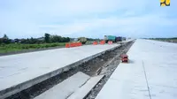 Menteri Pekerjaan Umum dan Perumahan Rakyat (PUPR) Basuki Hadimuljono meninjau progres pembangunan Jalan Tol Solo - Yogyakarta Senin (3/4)