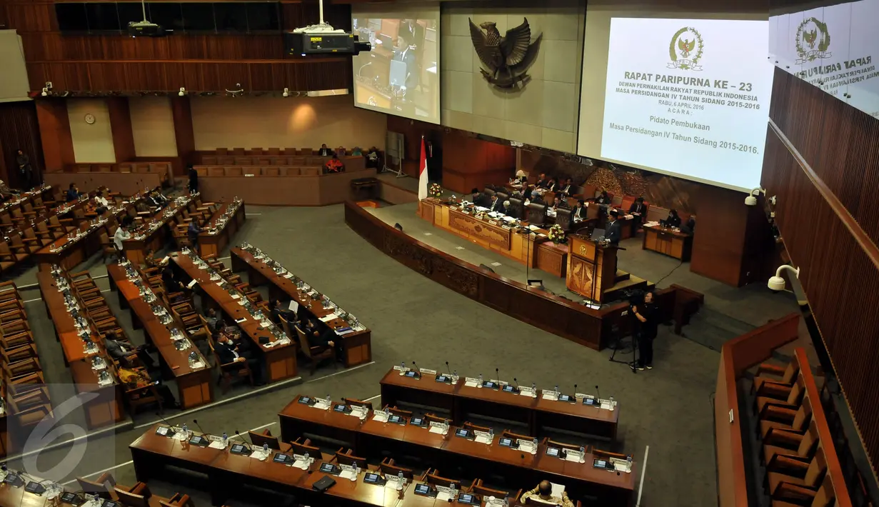 Suasana Rapat Paripurna ke-23 DPR masa persidangan IV tahun sidang 2015-2016 di Kompleks Parlemen, Senayan, Jakarta, Rabu (6/3). Dari 555 anggota DPR, rapat paripurna dihadiri 323 anggota dewan. (Liputan6.com/Johan Tallo)