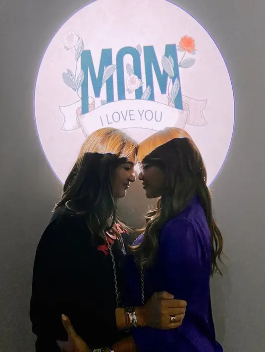 "Mereka tuh dari sama-sama gak suka, terus bikin konten bareng gara-gara aku bikin konten sama keluarganya,” ungkap Ashanty. (Instagram/aurelie.hermansyah)