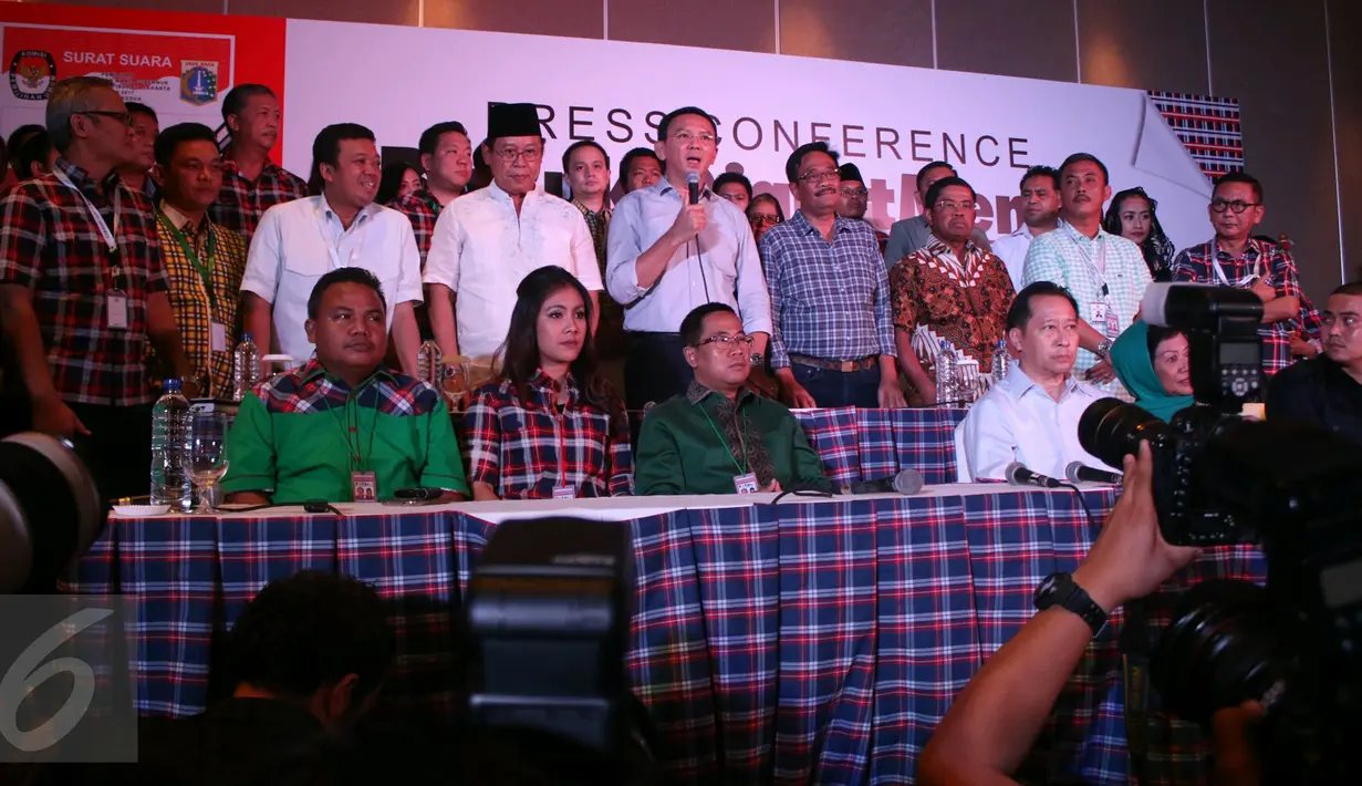 Basuki Tjahaja Purnama (Ahok) ditemani pendukungnya memberikan komentar saat konferensi pers terkait hasil hitung cepat Pilkada DKI 2017, Jakarta, Rabu (14/4). (Liputan6.com/Angga Yuniar)