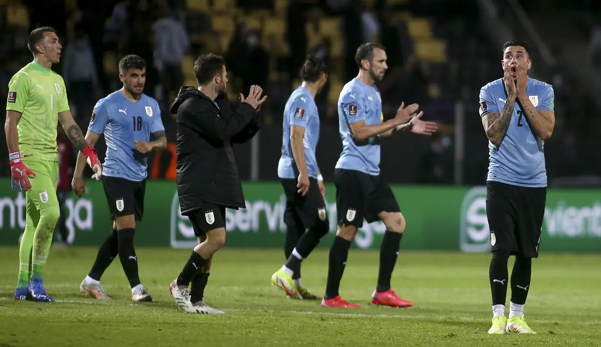 Para pemain Uruguay meninggalkan lapangan usai bertanding melawan Argentina pada pada pertandingan penyisihan Piala Dunia di Estadio Campeon del Siglo, Montevideo, Uruguay, Sabtu (13/11/2021). Argentina menang tipis atas Uruguay 1-0. (Ernesto Ryan/Pool Via AP)
