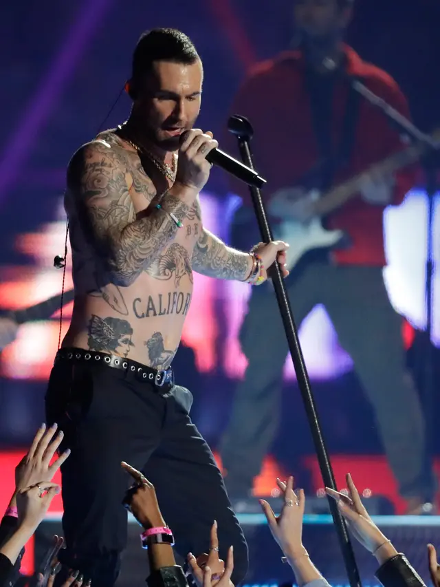 Adam Levine Pamer Tato di Panggung Super Bowl LIII