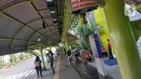 Suasana area pintu masuk ruang tunggu keberangkatan Stasiun Gambir, Jakarta, Jumat (27/3/2020). PT Kereta Api Indonesia (Persero) membatalkan sejumlah jadwal perjalanan menyusul meluasnya penyebaran virus corona, pembatalan itu dilakukan mulai 26 Maret 2020. (Liputan6.com/Helmi Fithriansyah)