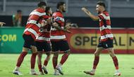 Persebaya Surabaya takluk 1-2 dari Madura United pada laga pekan ke-28 BRI Super League 2025/2026 di Stadion Gelora Bung Tomo, Surabaya, Jumat (17-4-2026). (Bola.com/M Iqbal Ichsan)