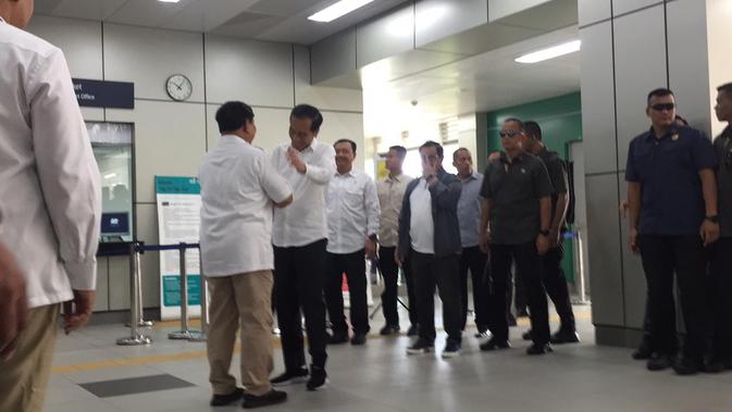 Jokowi-Prabowo bertemu di Stasiun MRT Lebak Bulus, Sabtu (13/7/2019). (Liputan6.com/Lizsa Egeham)