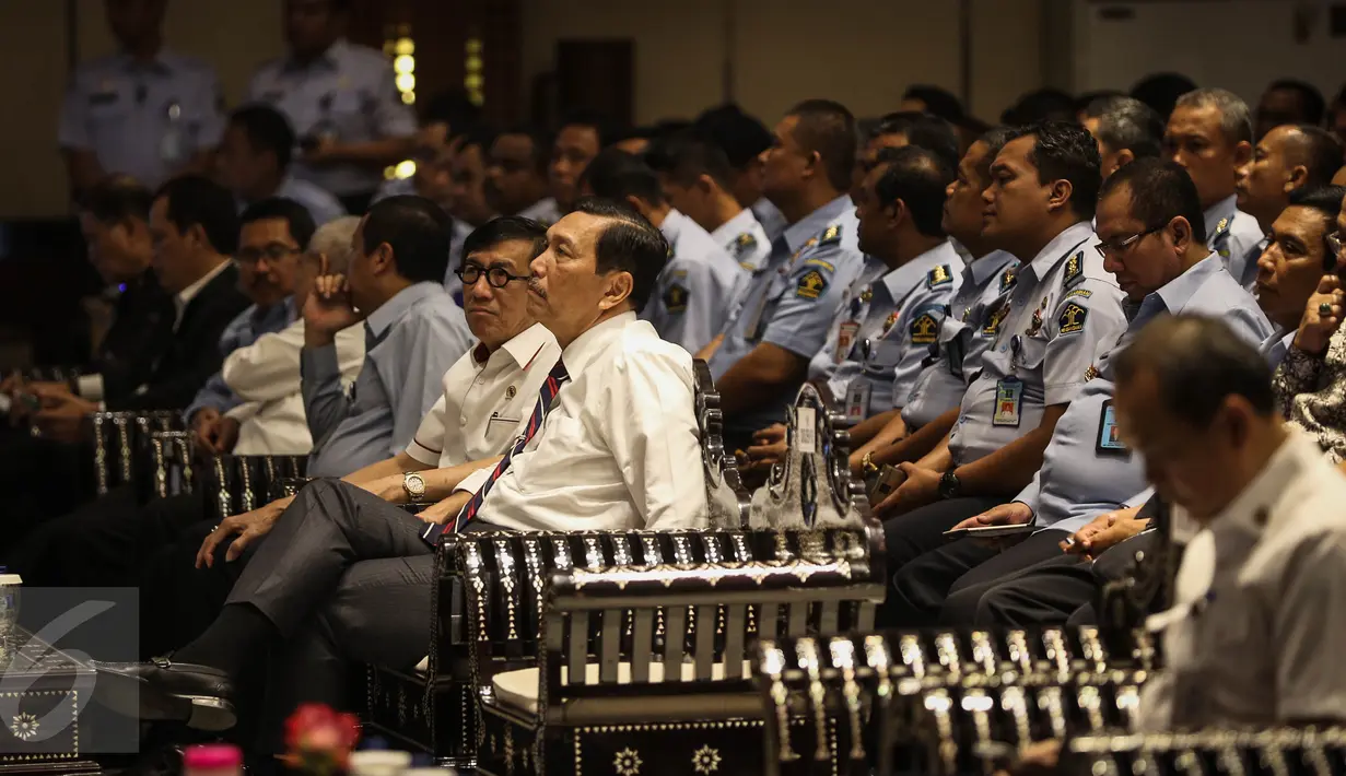 Menko Polhukam Luhut Pandjaitan dan Menkumham Yasonna Laoly menghadiri acara pengarahan kepada kepala lembaga pemasyarakat (Kalapas) dan kepala rumah tahanan (Karutan) di Graha Pengayoman, Kemenkumham, Jakarta, Selasa (5/4). (Liputan6.com/Faizal Fanani)