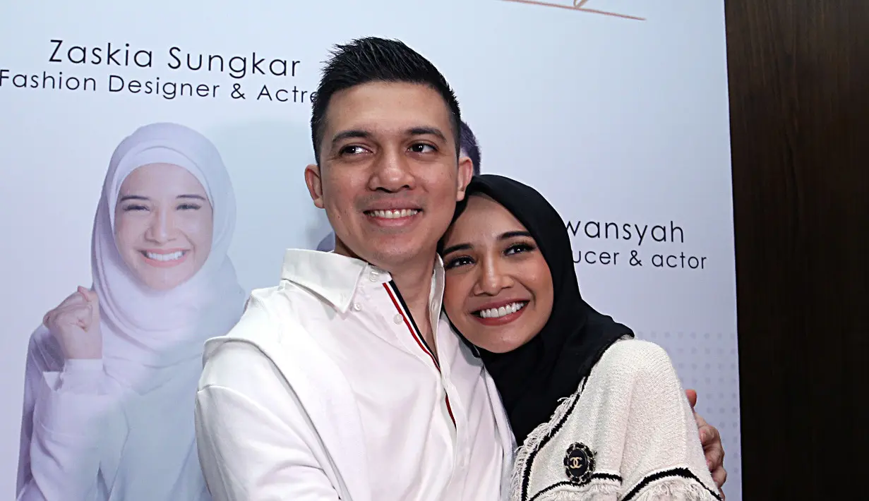 Pasangan suami istri Zaskia Sungkar dan Irwansyah melebarkan bisnisnya. Sebelumnya, Zaskai telah fokus menjalani bisnis fashion dan kue. Pasangan ini kembali melebarkan bisnisnya di bidang travel.  (Deki Prayoga/Bintang.com)