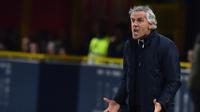 Roberto Donadoni merasa dirugikan atas kepemimpinan wasit Paolo Mazzoleni saat timnya menjamu Inter Milan. (GIUSEPPE CACACE / AFP)
