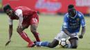Striker Persib Bandung, Ezechiel N'Douassel, terjatuh saat berebut bola dengan gelandang Arema FC, Hendro Siswanto, pada laga Liga 1 di Stadion GBLA, Jawa Barat, Kamis (13/9/2018). Persib menang 2-0 atas Arema FC. (Bola.com/M Iqbal Ichsan)