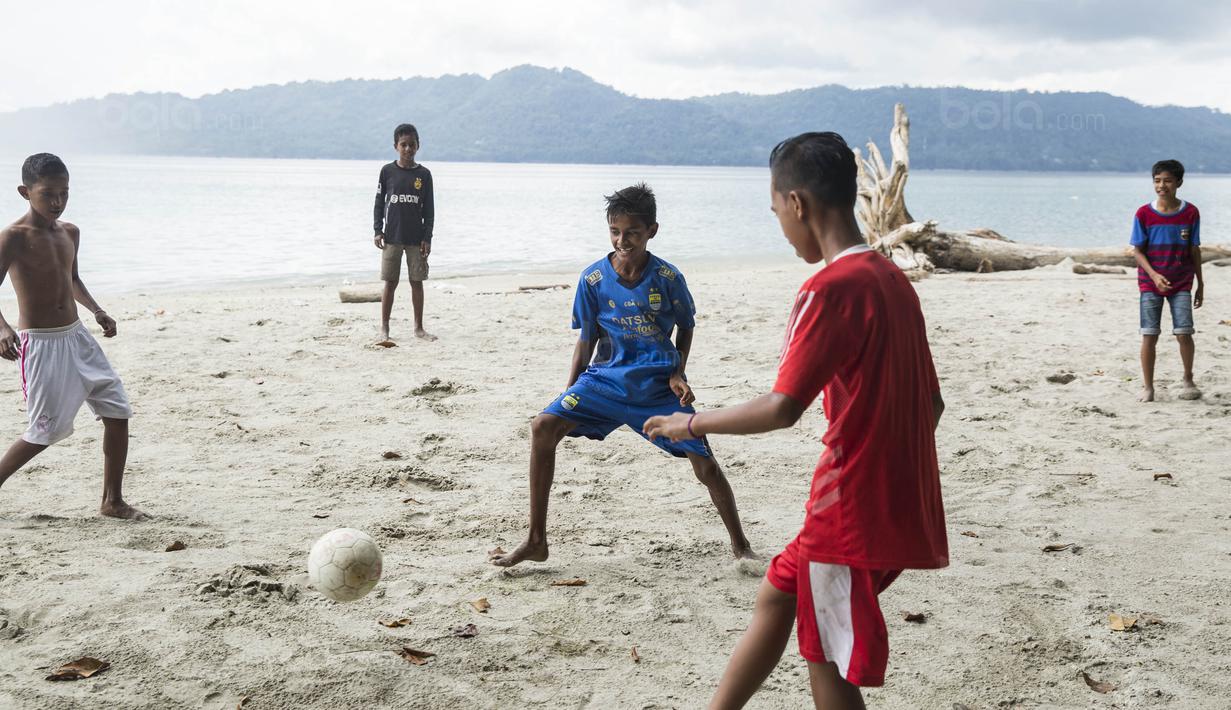 Menjadi pesepak bola merupakan cita-cita dari sebagian besar anak-anak di Desa Tulehu. Dengan bermain sepak bola mereka berharap bisa merubah kehidupan keluarga mereka yang sebagian besar masih kurang layak. (Bola.com/Vitalis Yogi Trisna)