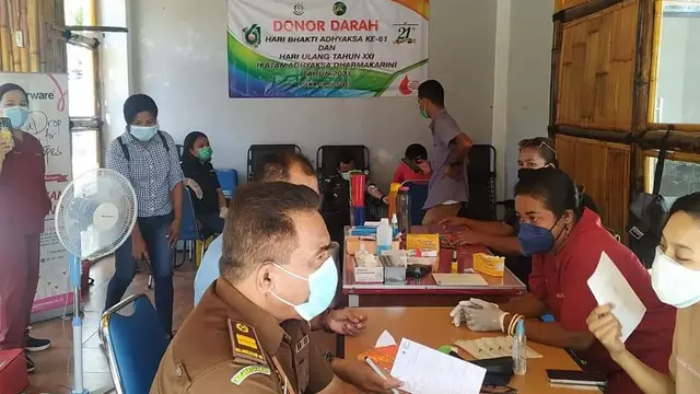 Kejaksaan Negeri Sikka menggelar kegiatan Donor Darah dalam rangka menyambut Hari Bhakti Adhyaksa (HBA) ke-61. (Liputan6.com/Dionisius Wilibardus)