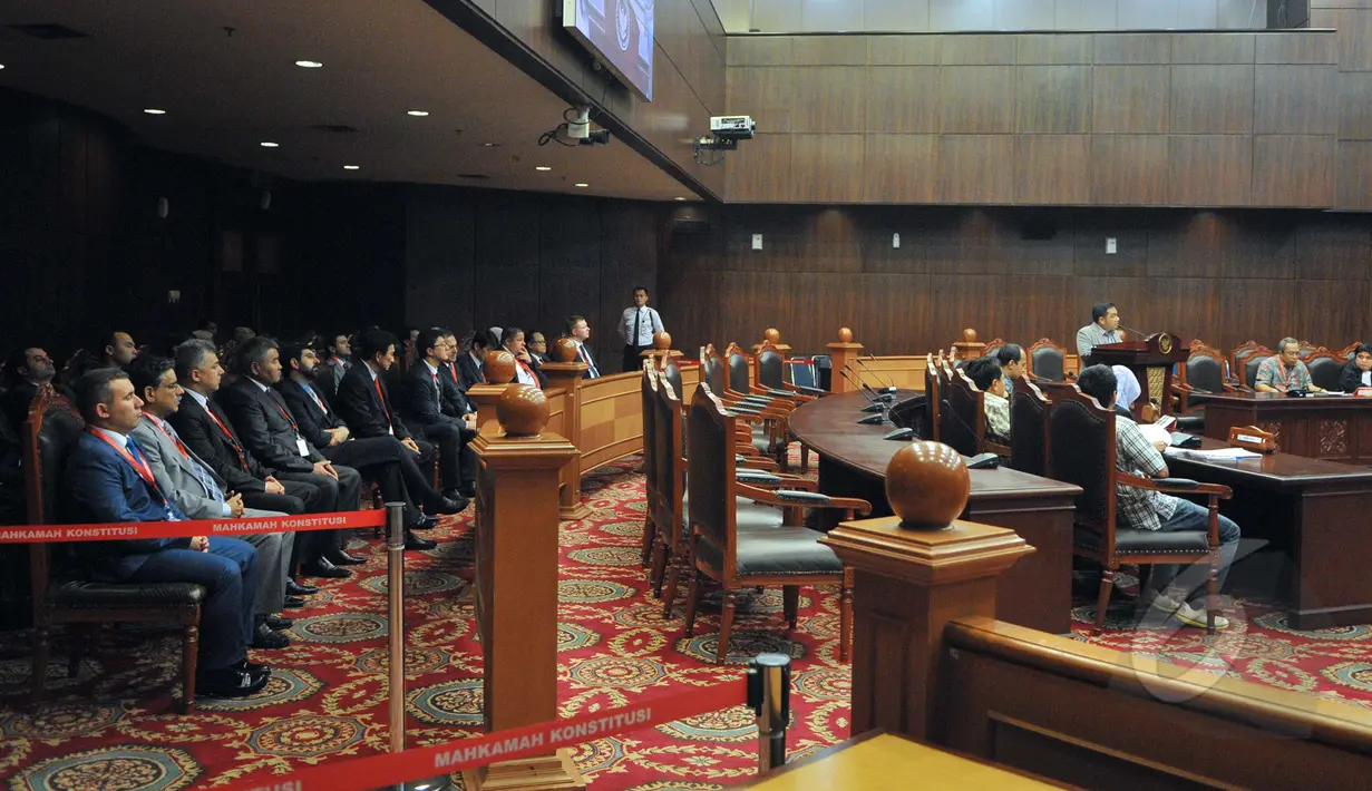 Delegasi Asosiasi Sekjen Mahkamah Konstitusi Se Asia berada di ruang sidang MK, Jakarta, Selasa (26/5/2015). Tujuan digelarnya acara tersebut adalah untuk saling bertukar informasi dan pengalaman di antara para anggota. (Liputan6.com/Herman Zakharia)