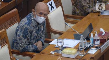 Menteri Koperasi dan UKM Teten Masduki mengikuti rapat kerja dengan Komisi VI DPR di Kompleks Parlemen, Jakarta, Kamis (1/4/2021). Rapat terkait evaluasi pelaksanaan Bantuan Produktif Usaha Mikro (BPUM) sebagai tindak lanjut kunjungan spesifik Komisi VI DPR di Jawa Tengah (Liputan6.com/Angga Yuniar)