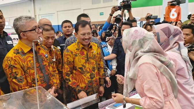 Menteri Kesehatan Republik Indonesia, Dr Terawan Agus Putranto, saat melihat-lihat pameran alat kesehatan inovasi terbaru di Indonesia Convention Exhibiton (ICE) Bumi Serpong Damai (BSD), Tangerang Selatan pada Sabtu, 9 November 2019. (Aditya Eka Prawira/Liputan6.com)