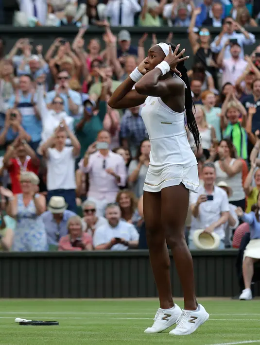 Ekspresi petenis AS, Cori Gauff usai mengalahkan petenis Slovenia, Polona Hercog dalam pertandingan putaran ketiga Kejuaraan Tenis Wimbledon 2019 di London, Inggris (5/7/2019). Cori Gauff menang atas Polona Hercog 3-6 7-6(7) 7-5. (AP Photo/Ben Curtis)
