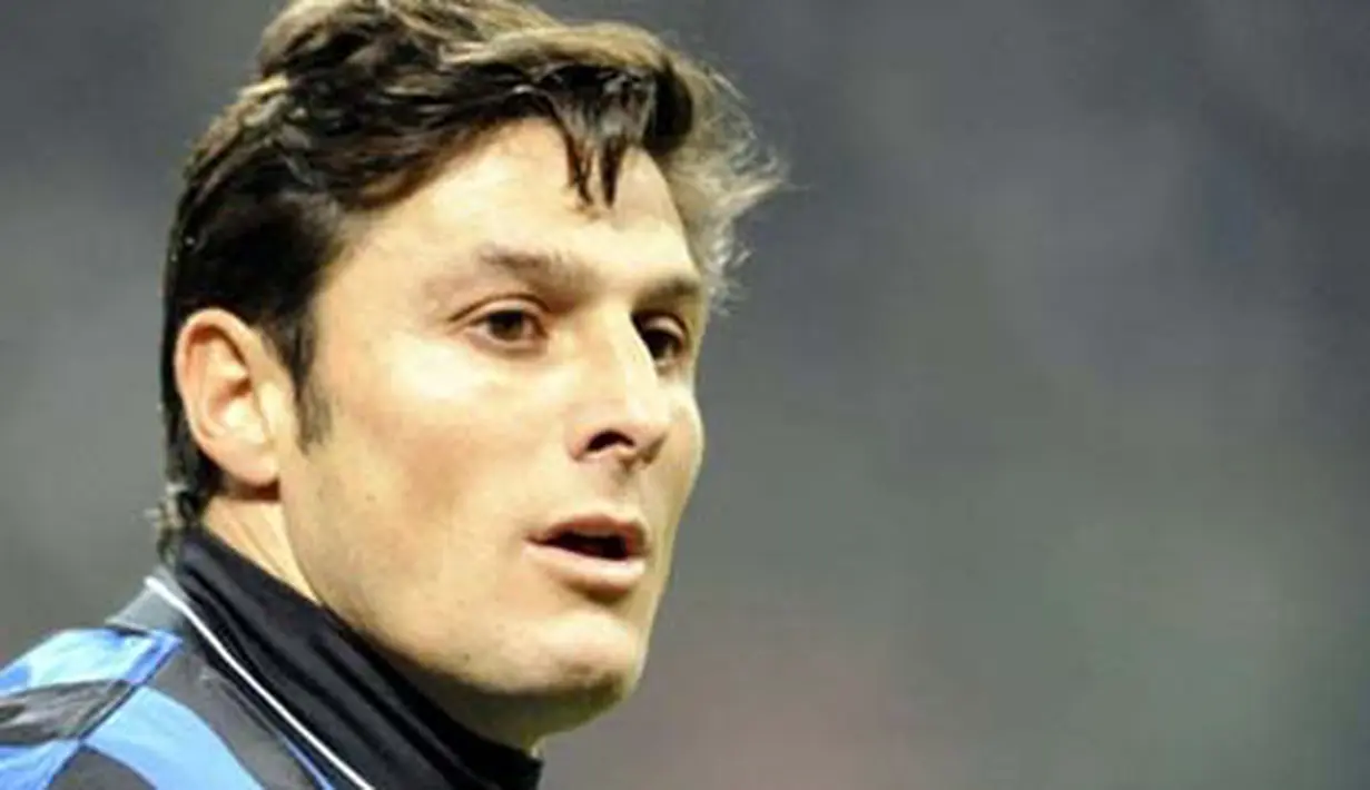 Aksi kapten Inter Milan asal Argentinian, Javier Aldemar Zanetti di laga Grup F Liga Champions melawan Rubin Kazan di San Siro Stadium, 9 Desember 2009. Inter unggul 2-0. AFP PHOTO / Damien Meyer 