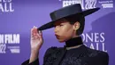 Taylor Russell berpose untuk para fotografer setibanya di pemutaran perdana film 'Bones and All' dalam Festival Film London BFI 2022 di London, Sabtu, 8 Oktober 2022. Ia melengkapi penampilannya dengan topi bertepi lebar. (Photo by Scott Garfitt/Invision/AP)