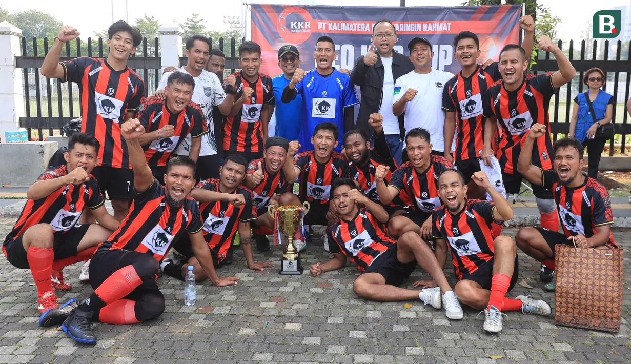 PT Kalimatera Kotawaringin Rahmat (KKR) keluar sebagai juara "Fourfeo Soccer Tournament" di Lapangan Rugby Gelora Bung Karno (GBK), Jakarta Pusat, pada Minggu (11/8/2024). (Bola.com/M Iqbal Ichsan)