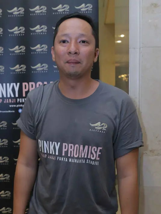 "Iya rokok kalau jadi Rp50 ribu, ya selama ini kan gue coba berhenti. Salah satu motivasinya adalah anak gue. Gue pengin hidup lebih sehat karena gue udah cukup lama (merokok)," ujar Ringgo di Plaza Senayan, Jumat (19/8/2016). (Andy Masela/Bintang.com)