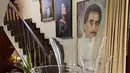 Di area tangga menuju lantai atas, dindingnya dihiasi dengna lukisan dan foto keluarga. (Foto: Instagram/@widyawati_sophiaan)
