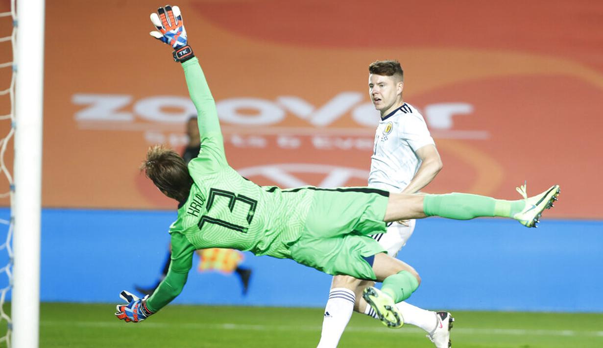 Pemain Skotlandia Kevin Nisbet mencetak gol ke gawang Belanda pada pertandingan persahabatan di Stadion Algarve, luar Faro, Portugal, Rabu (2/6/2021). Pertandingan berakhir imbang 2-2. (AP Photo/Miguel Morenatti)